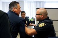 Senador democrata é retirado à força de coletiva do governo em Los Angeles