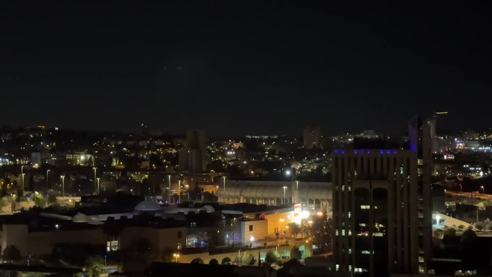 Vista noturna de Jerusálem; sirenes soam na região após Israel atacar o Irã