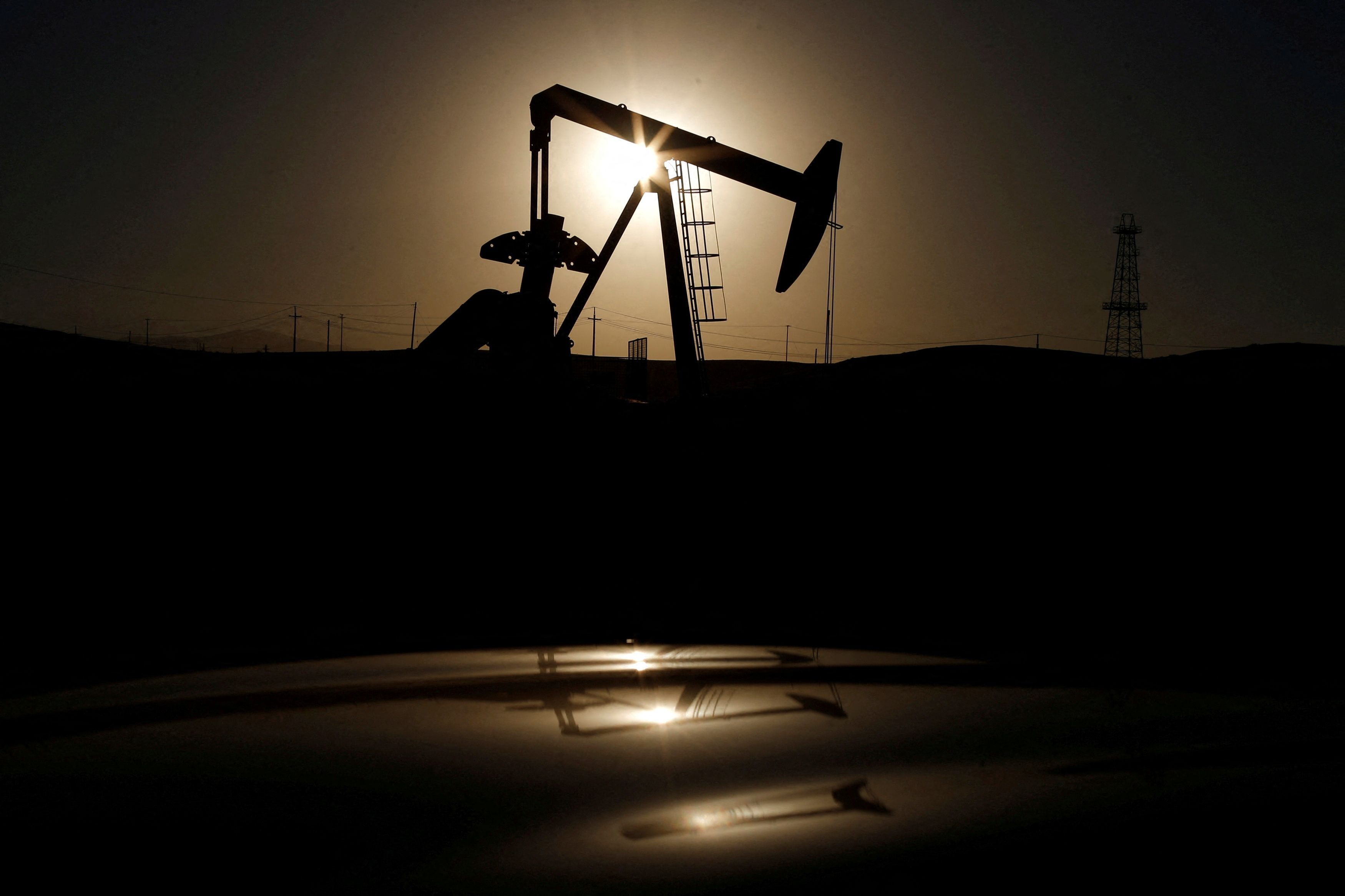 Bomba de petróleo ao nascer do sol perto de Bakersfield, Califórnia