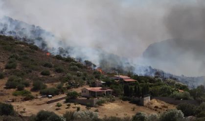 Incêndio florestal atinge cidade na Grécia e desloca moradores