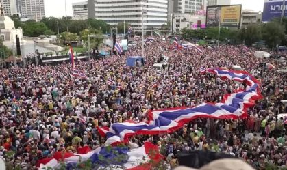 Milhares protestam na Tailândia exigindo renúncia de primeira-ministra