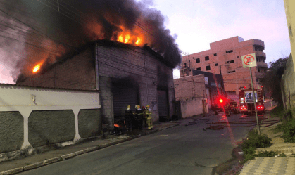 Incêndio de grandes proporções destrói depósito de pneus em Minas Gerais