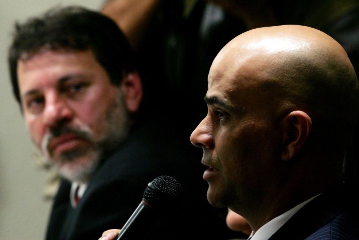 O empresário Marcos Valério Fernandes de Souza (d) é submetido a acareação, junto de Delúbio Soares (e), na CPI Mista da Compra de Votos, chamada CPI do Mensalão • 27/10/2005 - BETO BARATA/ESTADÃO CONTEÚDO