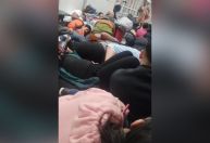 Vídeo: passageiros se amontoam e 'rezam' em meio a tiroteio no Rio