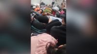 Vídeo: passageiros se amontoam e 'rezam' em meio a tiroteio no Rio