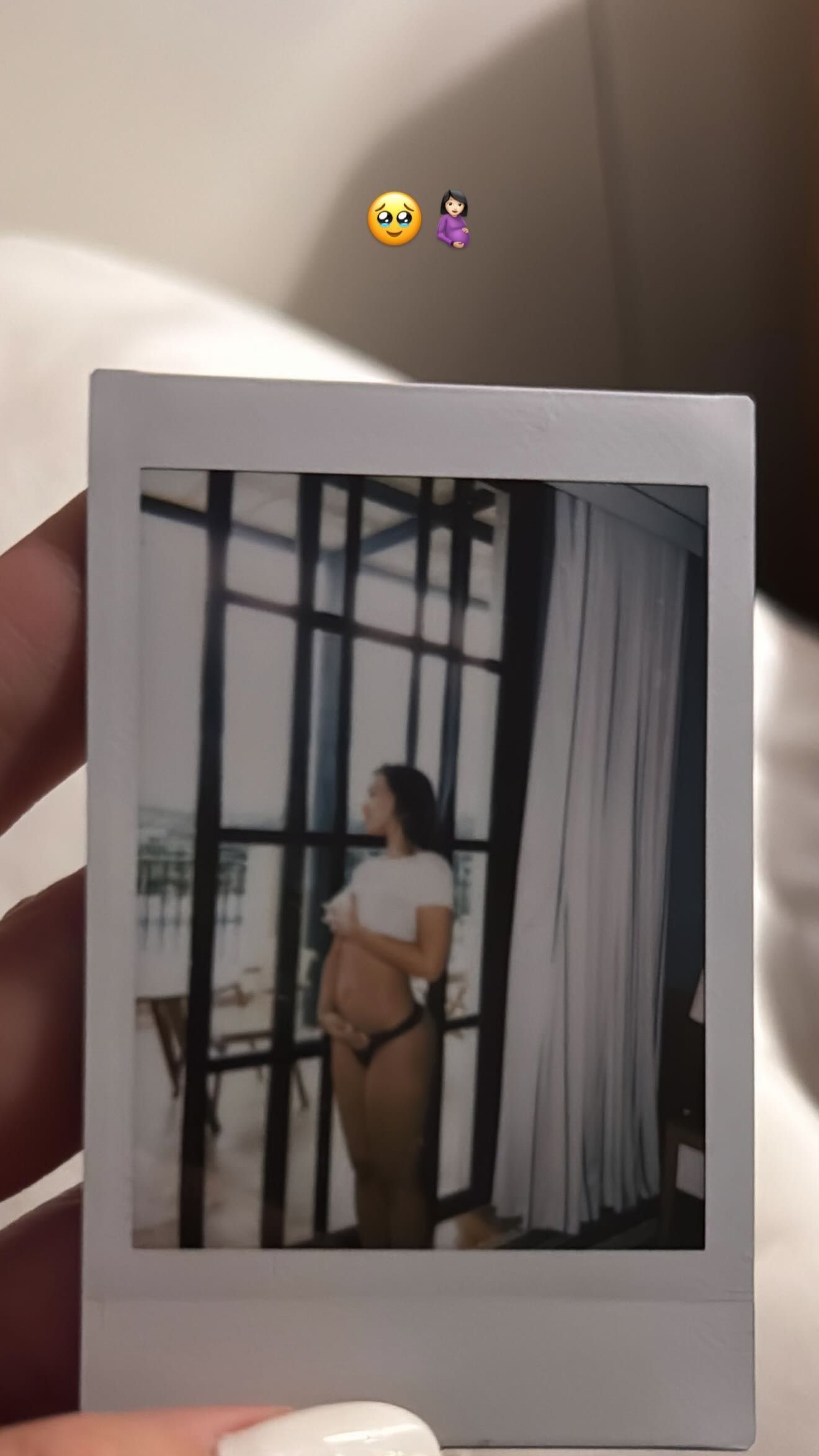 Esta é a primeira foto da barriga de gravida publicada por Rafa Kalimann após anúncio • Instagram/rafakalimann
