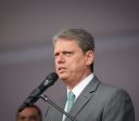 Deputado pede para MP apurar se Tarcísio atuou por fuga de Bolsonaro
