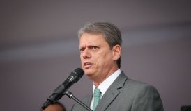 Deputado pede para MP apurar se Tarcísio atuou por fuga de Bolsonaro
