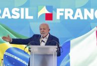 Na França, Lula defende viagens ao exterior e diz que desconhece gastos