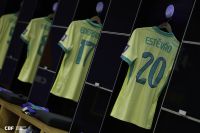 Neymar visita hotel da Seleção Brasileira antes de jogo contra Paraguai