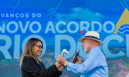 No Dia dos Namorados, Lula dá flores a Janja e beija primeira-dama em MG