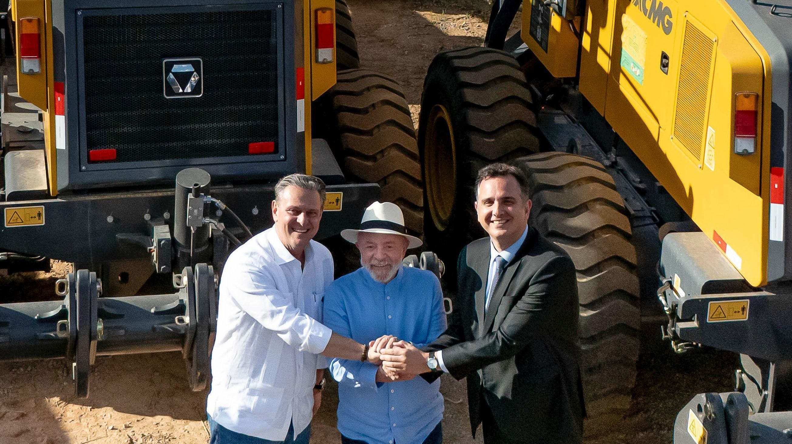 Contagem (MG), 12/06/2025 - Presidente da República, Luiz Inácio Lula da Silva, acompanhado do ministro da Agricultura, Carlos Fávaro, e do ministro da Educação, Camilo Santana, durante visita e cerimônia de entrega de máquinas agrícolas a municípios de Minas Gerais no âmbito do Programa Nacional de Modernização e Apoio à Produção Agrícola (PROMAQ). Foto: Ricardo Stuckert/PR