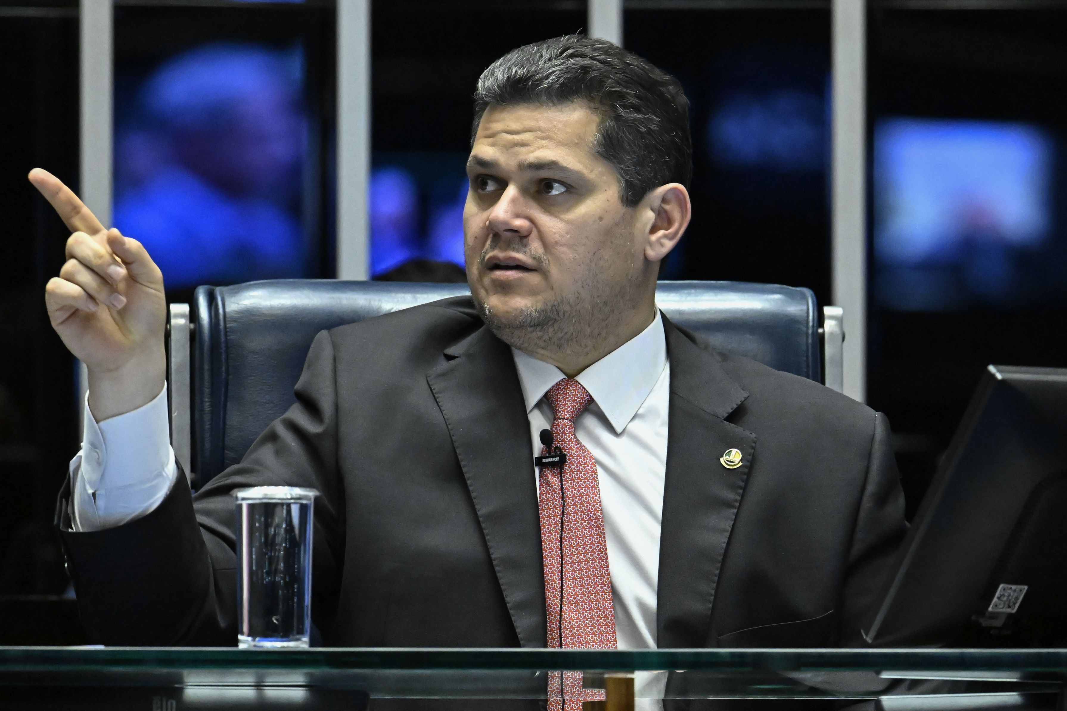 Imagem de destaque do post: Alcolumbre dá voto decisivo para aumento de número de deputados
