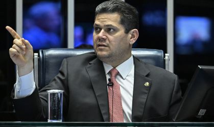 Alcolumbre se coloca à disposição do governo para mediar crise do IOF