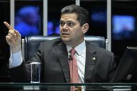 Alcolumbre dá voto decisivo para aumento de número de deputados