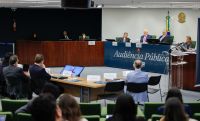 Filipe Martins pede que Eduardo, Carlos e diplomatas sejam ouvidos no STF