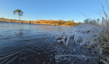 Frio intenso: cidade de SC amanhece com rios congelados e neve em gramados