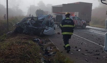 Quatro pessoas morrem em acidente entre carro e caminhão em MG