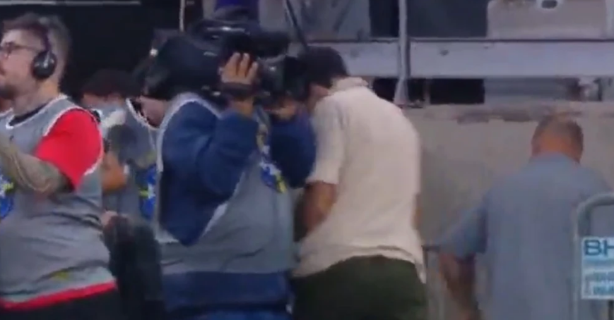Abel empurra cinegrafista no Mineirão