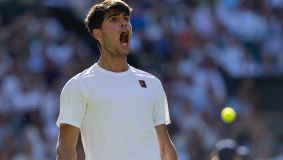 Alcaraz sobrevive ao susto de Fognini e inicia defesa em Wimbledon
