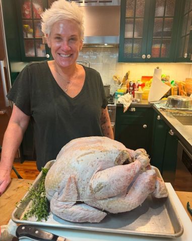 Anne Burrell, chef e personalidade da televisão cujo comportamento alegre a tornou uma figura querida no Food Network • Instagram/Anne Burrell
