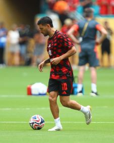 Arrascaeta no aquecimento contra o Bayern