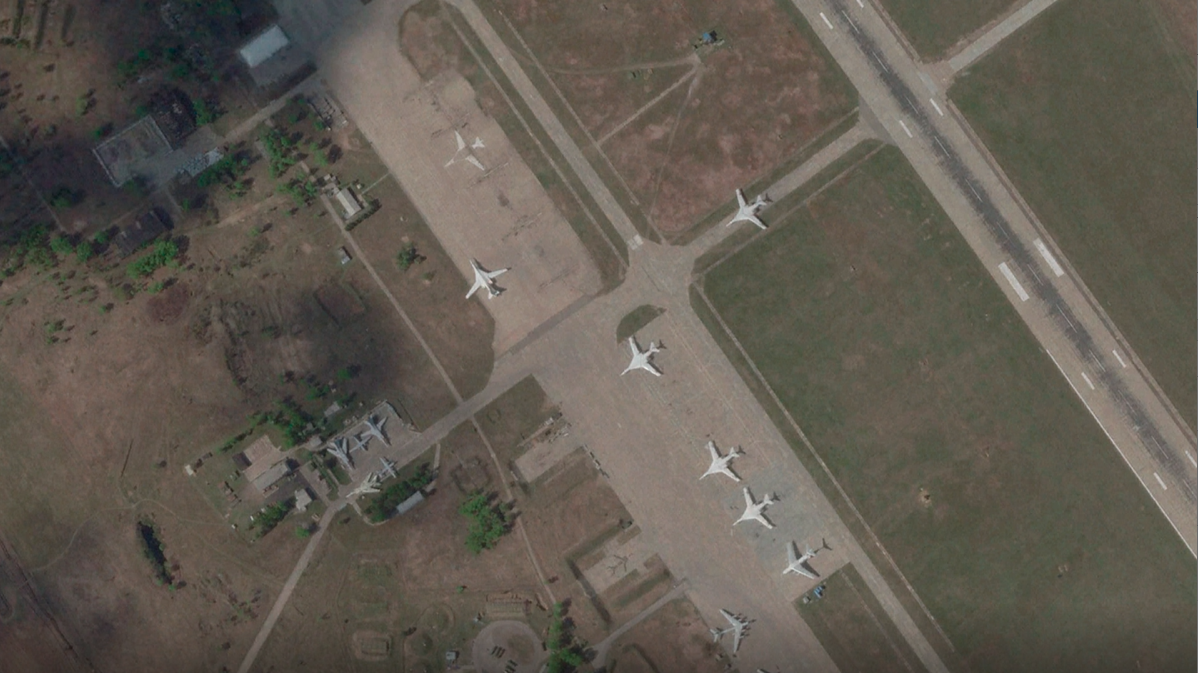 Ataque da ucrânia: imagens de satélite mostram danos a aviões russos | cnn brasil