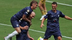 Jogadores do Auckland City comemoram gol sobre o Boca