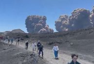 Vídeo flagra turistas fugindo durante erupção no vulcão Etna na Itália