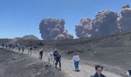 Vídeo flagra turistas fugindo durante erupção no vulcão Etna na Itália
