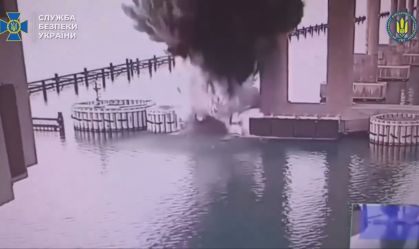 Veja momento em que Ucrânia explode ponte que liga Rússia à Crimeia