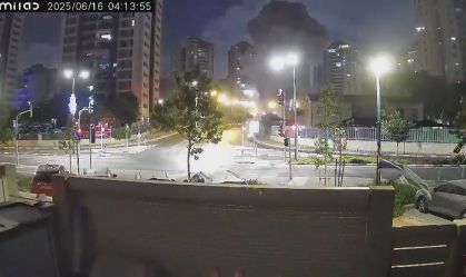 Míssil cai no meio de cidade em Israel: veja vídeo