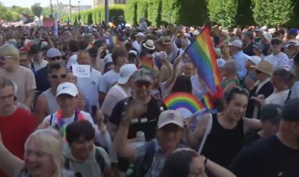 Parada LGBT+ reúne multidões em Budapeste apesar de proibição do governo