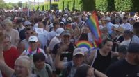 Parada LGBT+ reúne multidões em Budapeste apesar de proibição do governo