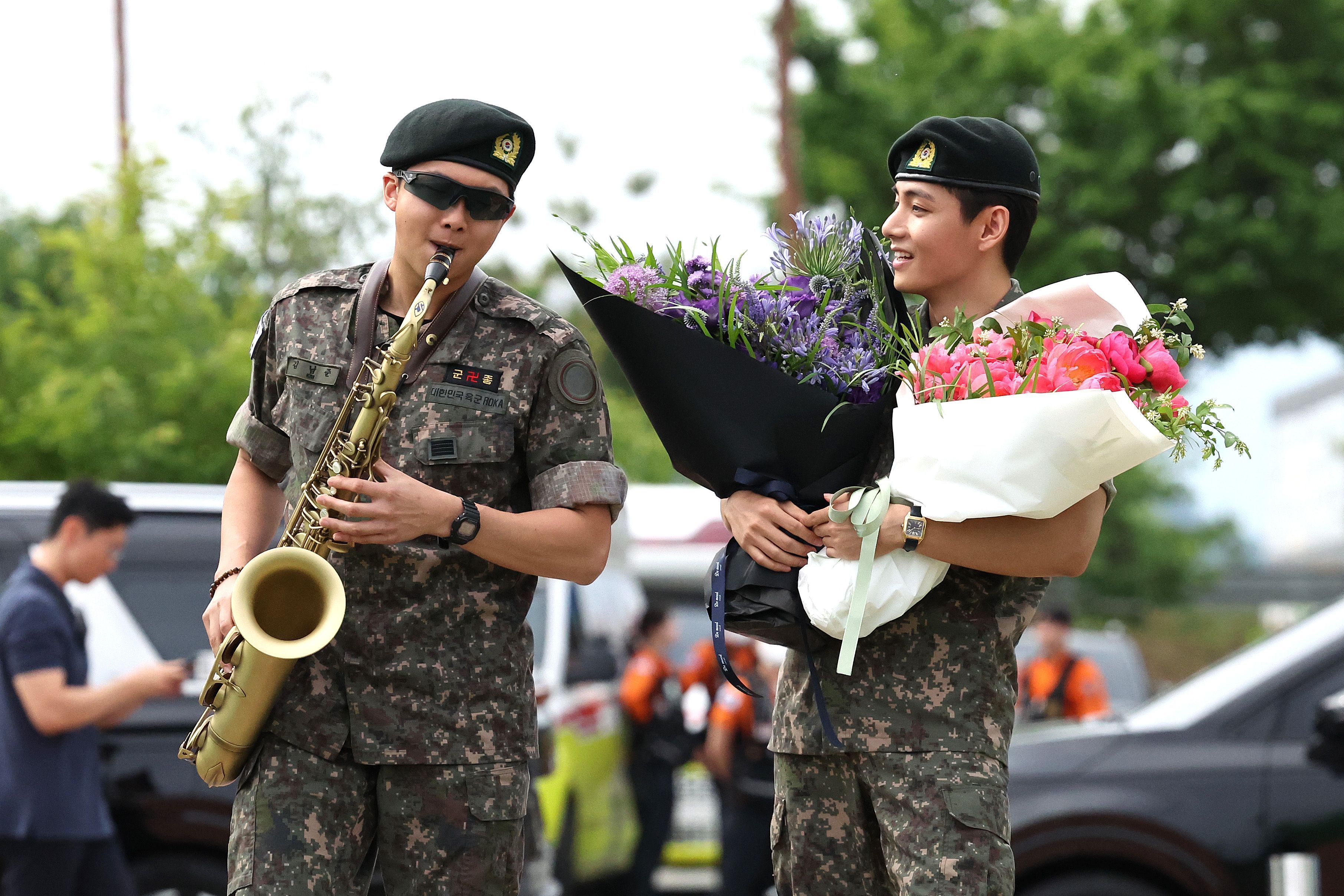 BTS RM e V deixando o exército da Coreia do Sul