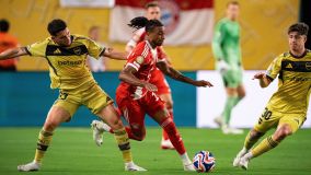 Disputa de bola no jogo Bayern x Boca Juniors