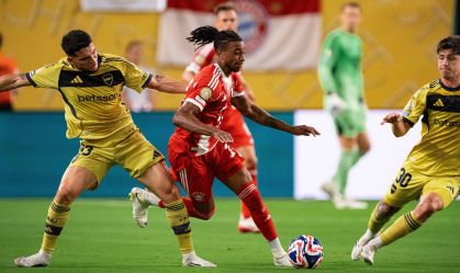 Disputa de bola no jogo Bayern x Boca Juniors