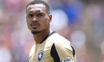 Manchester United tem interesse em John, do Botafogo, diz jornal