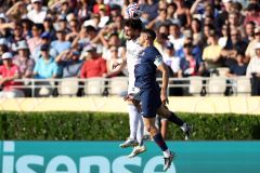 Disputa de bola em PSG x Botafogo