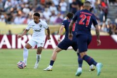 Disputa de bola em PSG x Botafogo