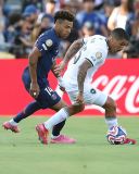 Disputa de bola em PSG x Botafogo