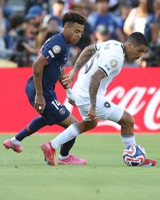 Disputa de bola em PSG x Botafogo