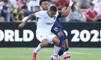 Disputa de bola em PSG x Botafogo