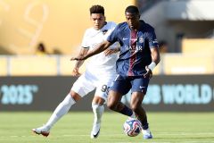 Disputa de bola em PSG x Botafogo