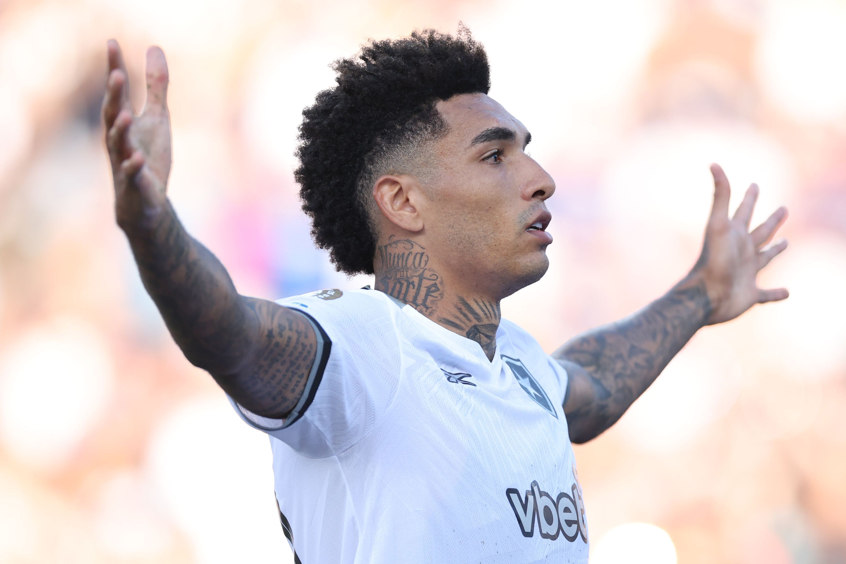 Igor Jesus celebra gol