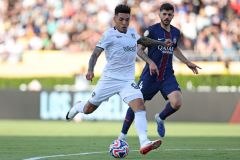 Disputa de bola em PSG x Botafogo
