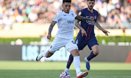 Disputa de bola em PSG x Botafogo