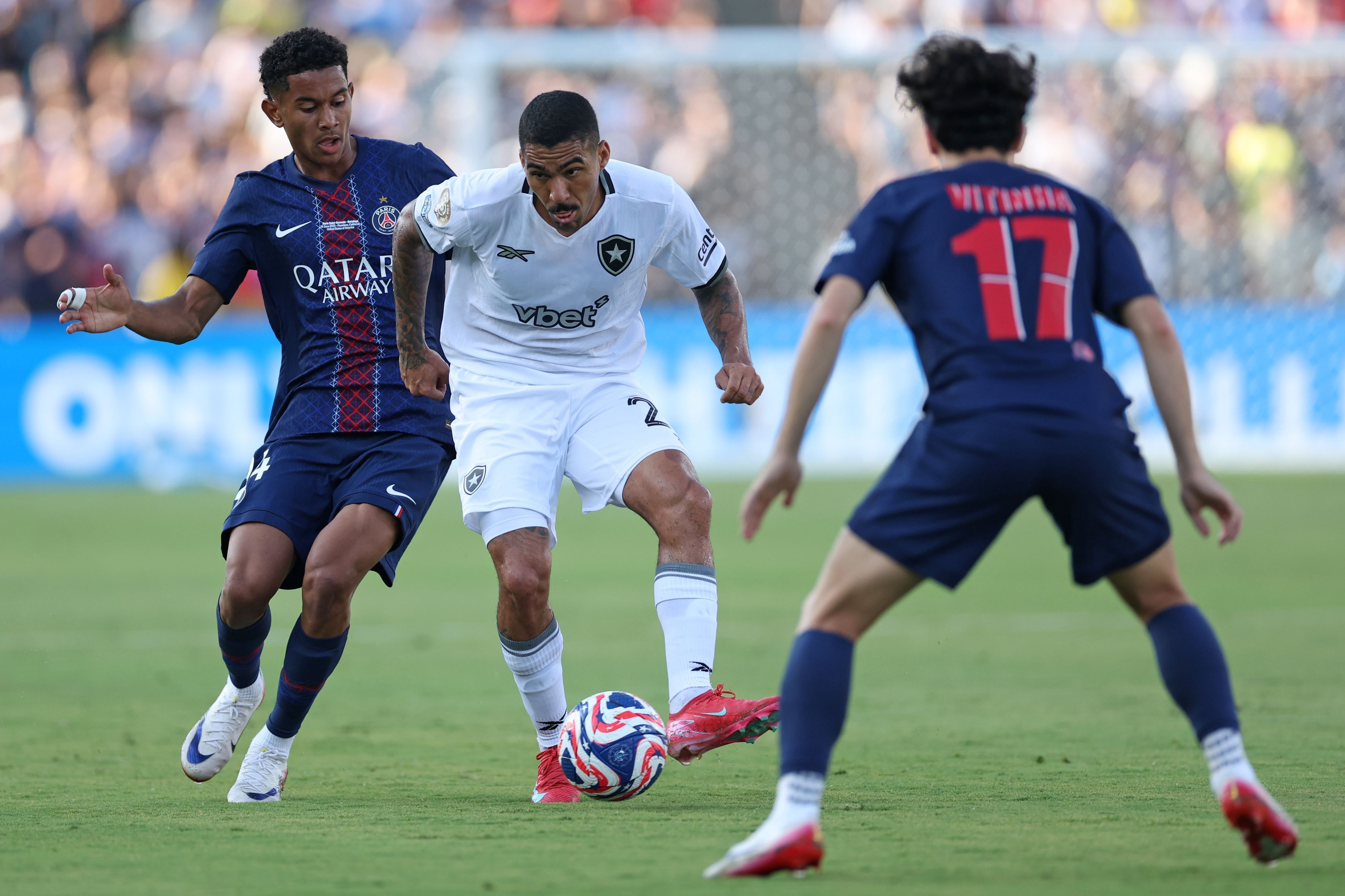 Disputa de bola em PSG x Botafogo