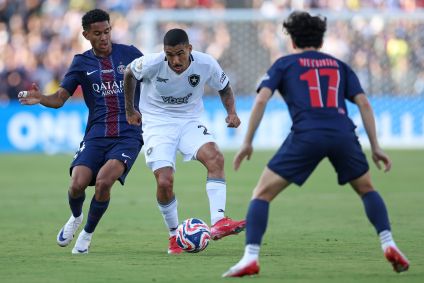 Disputa de bola em PSG x Botafogo