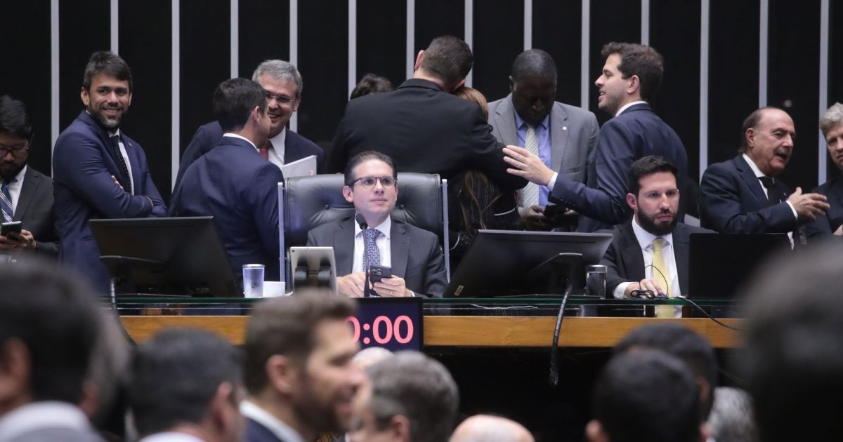 Com sessões extras e trâmite acelerado, Hugo mira votar PEC 6×1 neste mês